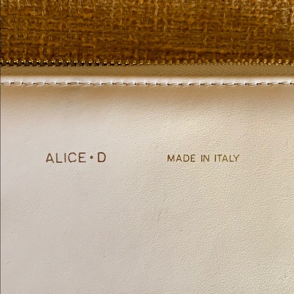 Alice D. Wallet - Picture 2 of 3